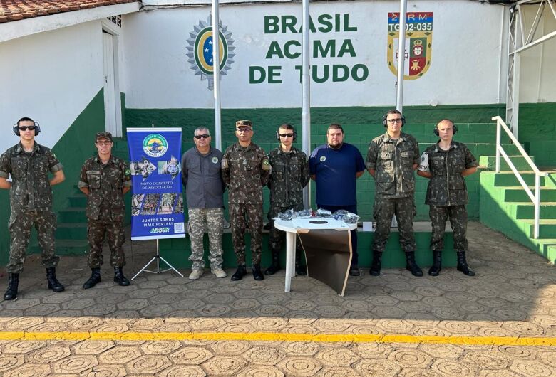 Associação dos Caçadores realiza doação de equipamentos de segurança ao Tiro de Guerra