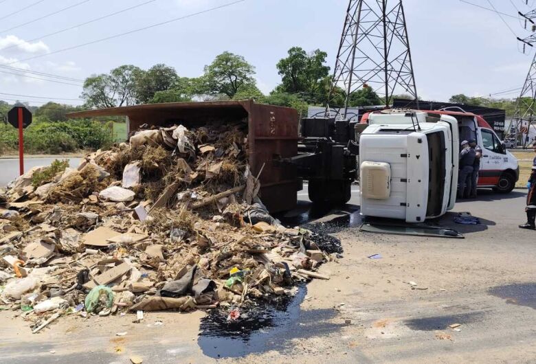 Caminhão carregado com entulho tomba em rotatória no Cidade Aracy