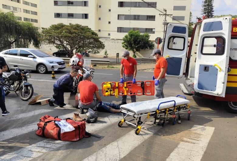 Motorista avança o "pare" e acerta motociclista na Trabalhador São-carlense