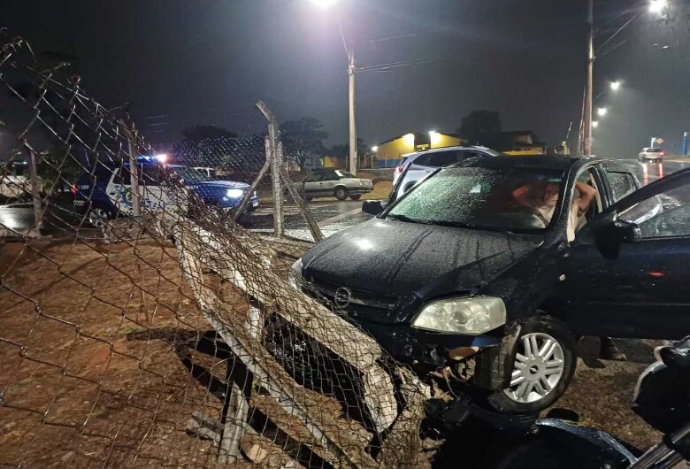 Motorista bate em alambrado e invade CEMEI no Cidade Aracy 2