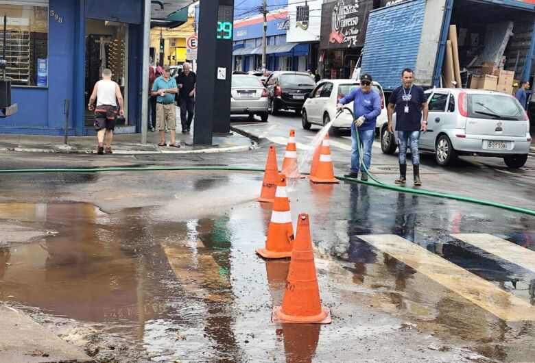 Funcionários públicos realizam a limpeza de locais afetados pela chuva em São Carlos