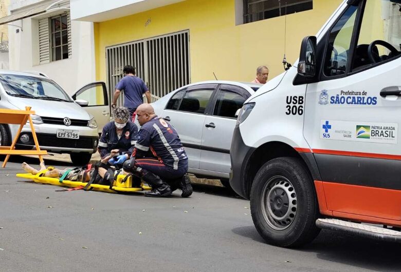 Ciclista sofre queda no centro de São Carlos