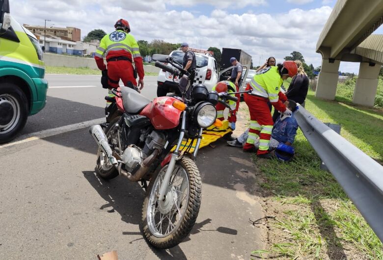 Motociclista sofre fratura exposta após colisão em alça de acesso