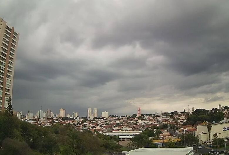 Nuvens carregadas se aproximam de São Carlos