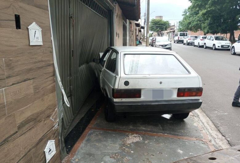 Motorista colide carro contra portão de casa no São Carlos 8