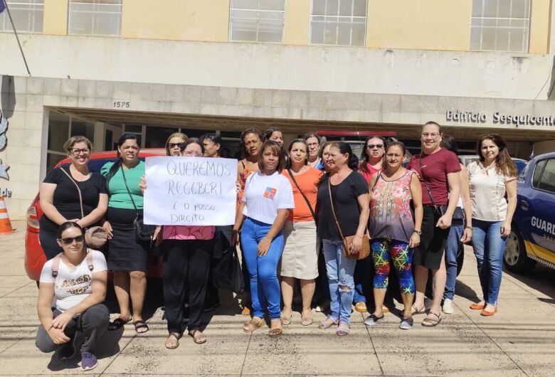 Sem pagamento, funcionários da Creche Anita Costa protestam em frente à Prefeitura