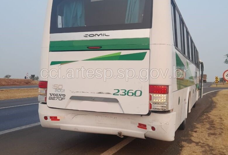 Caminhão colide na traseira de ônibus na Washington Luís