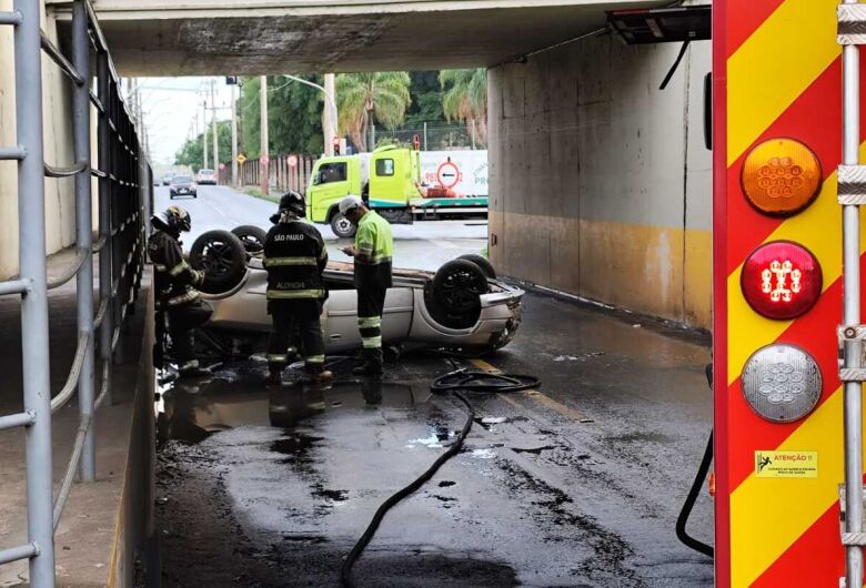 Carro despenca de pontilhão na Washington Luís em São Carlos