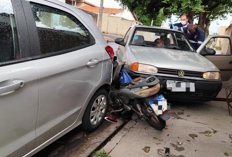 Motorista perde o controle, invade calçada e colide em moto e carro 