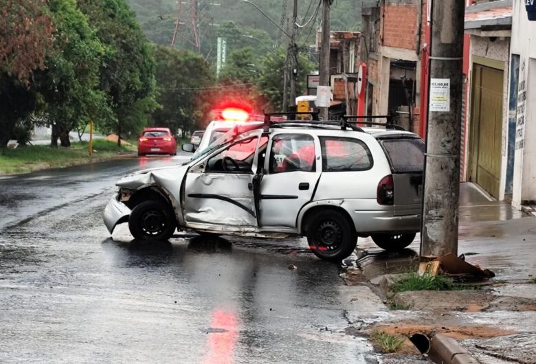 Motorista de 27 anos fica ferido após colidir carro contra poste em avenida no Cidade Aracy