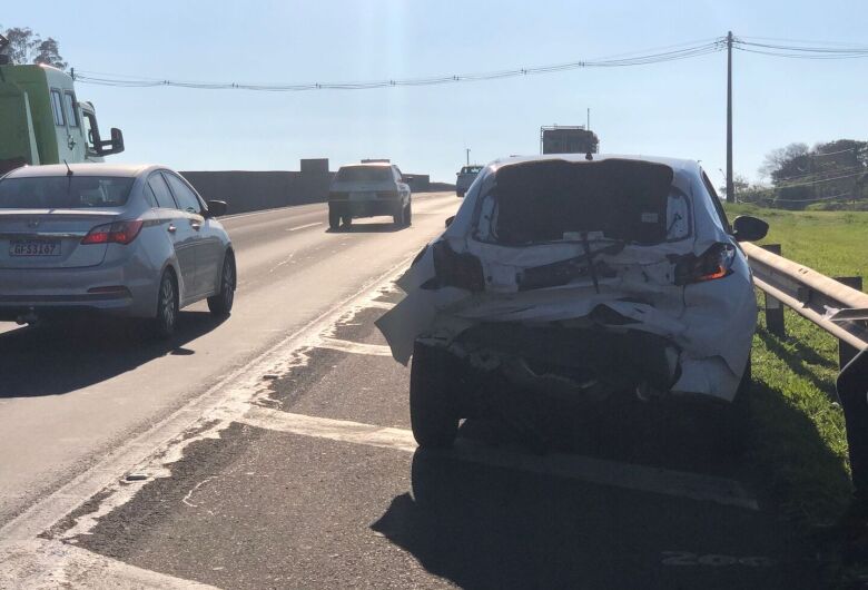 Caminhão transportando cavalo colide contra traseira de carro na Washington Luís 