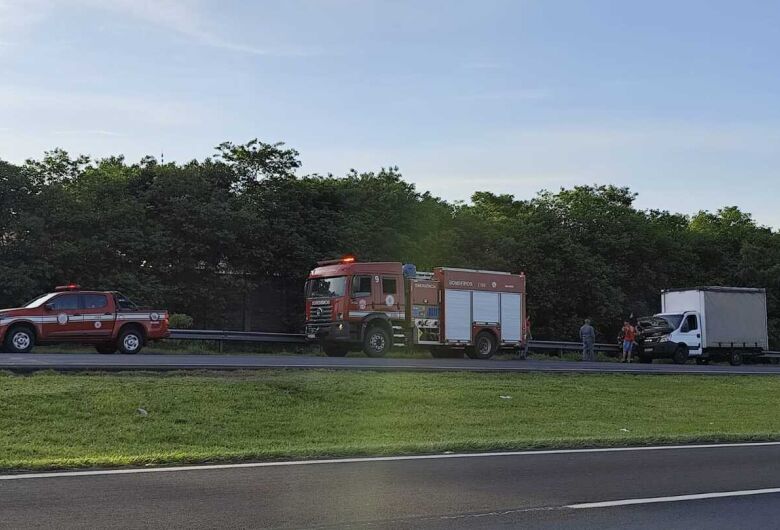 Princípio de incêndio em veículo mobiliza bombeiros na Rodovia Washington Luís