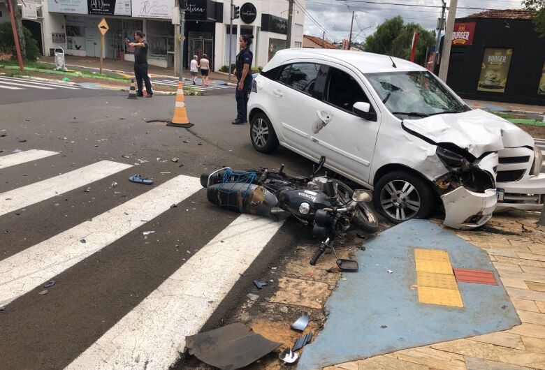 Casal fica ferido em acidente de trânsito na Vila Prado