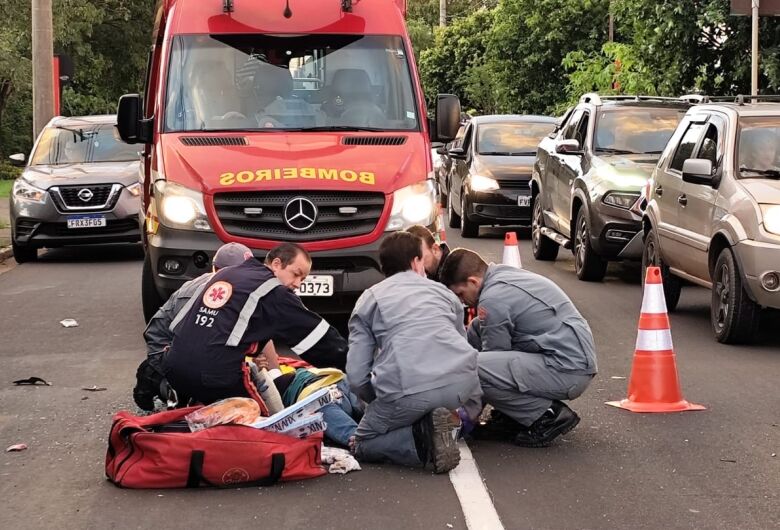 Motociclista sofre ferimentos graves após colidir contra traseira de carro na Miguel Petroni 