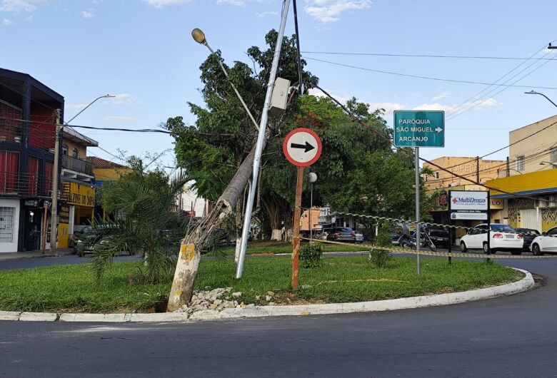 Caminhão boiadeiro danifica poste e interrompe trânsito na entrada do Fagá