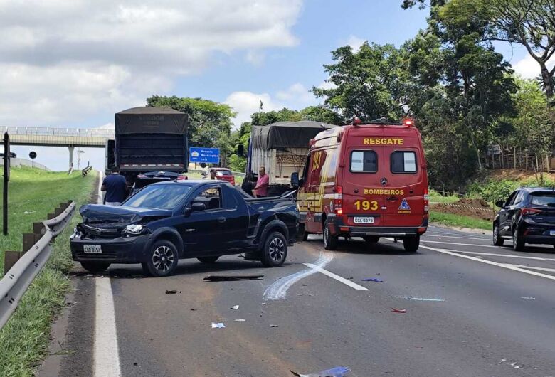 Engavetamento envolvendo dois caminhões e dois carros na Washington Luiz deixa uma vítima ferida