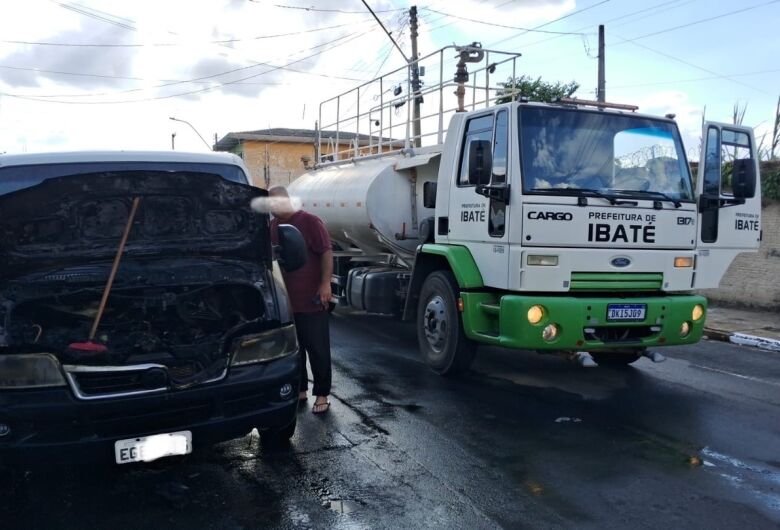 Van pega fogo no Centro de Ibaté