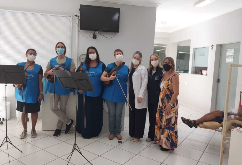 Pacientes da Quimioterapia da Santa Casa assistem a espetáculo de música