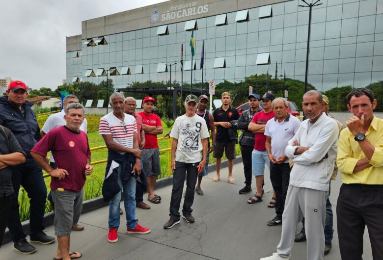 Ex-funcionários da Terra Plana protestam e alegam que empresa não pagou rescisões