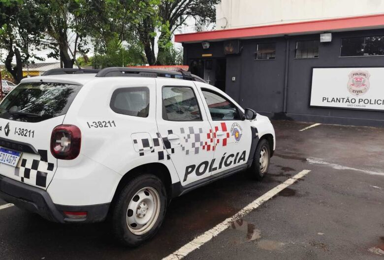 Motorista foge após colisão no Centro, mas deixa para-choque para trás