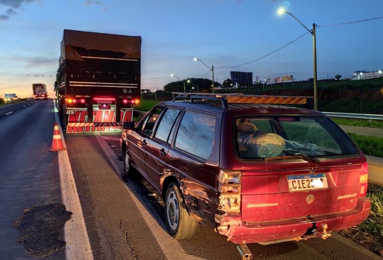 Carreta colide contra carro na Washington Luís, em São Carlos 