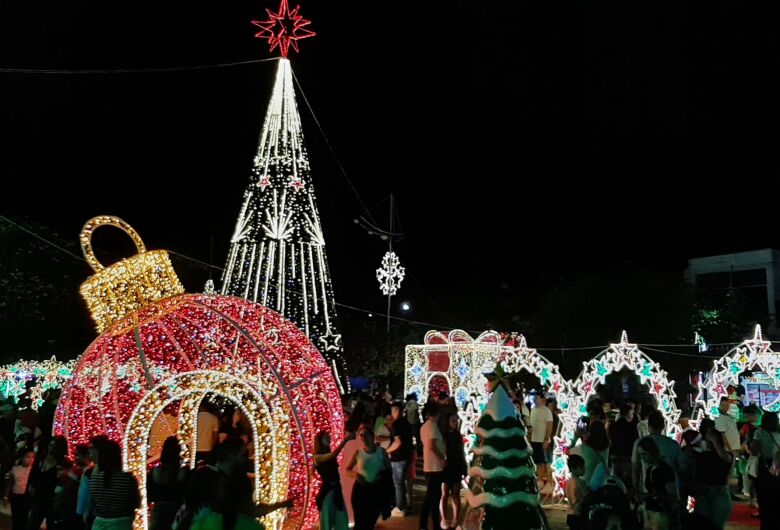 ACISC inaugura o "Mundo Encantado de Natal" com luzes, música e magia