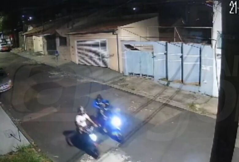 Câmera flagra tentativa de roubo a motocicleta em São Carlos