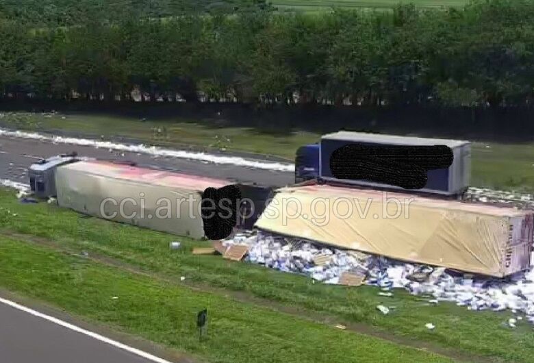 Carreta carregada com papel tomba na Washington Luís