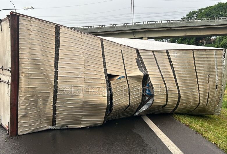 Carreta tomba na Rodovia Washington Luís