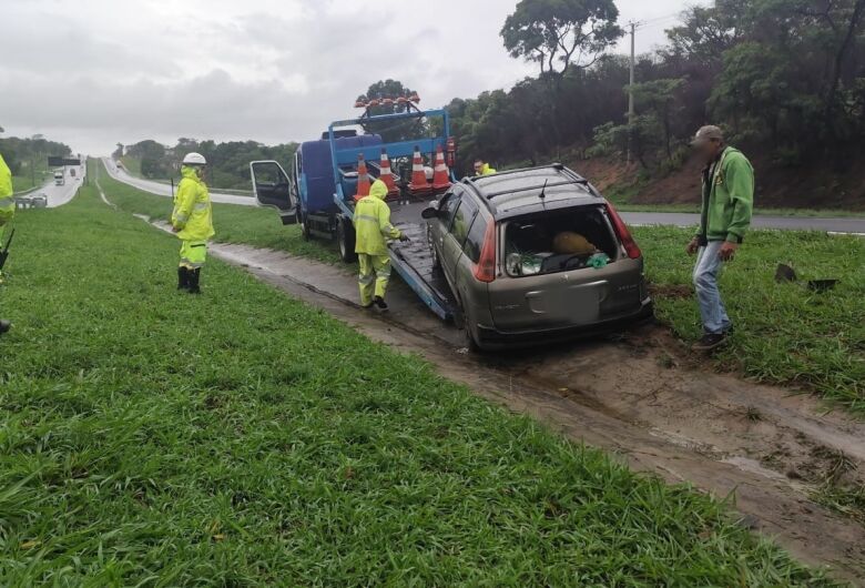 Após colisão, veículo roda na pista e vai parar no canteiro central da SP-310