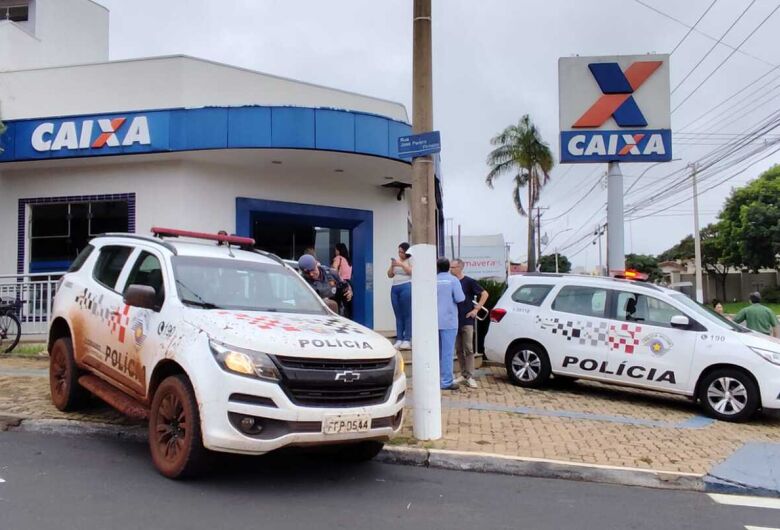 Trio armado invade agência da Caixa, rende funcionários e rouba dinheiro