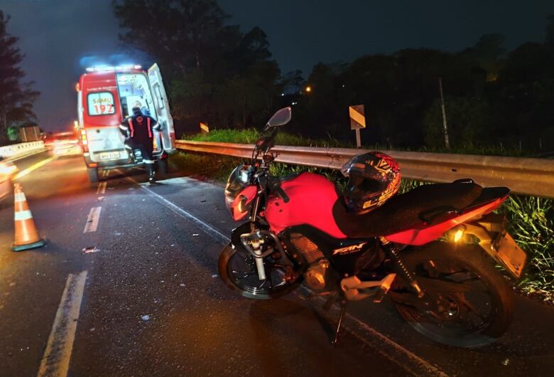 Colisão envolvendo uma moto e dois carros deixa jovem ferido na SP-215