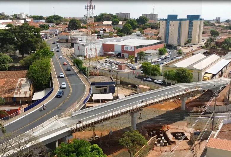 Nova alça do viaduto 4 de novembro será liberada ao trânsito de veículos neste sábado