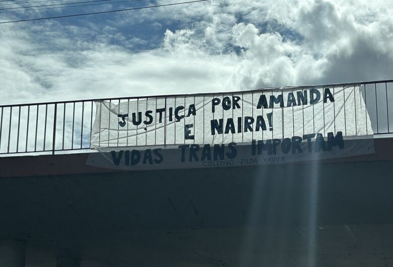 Faixa no pontilhão da avenida São Carlos pede justiça por Naira e Amanda: "Vidas trans importam"