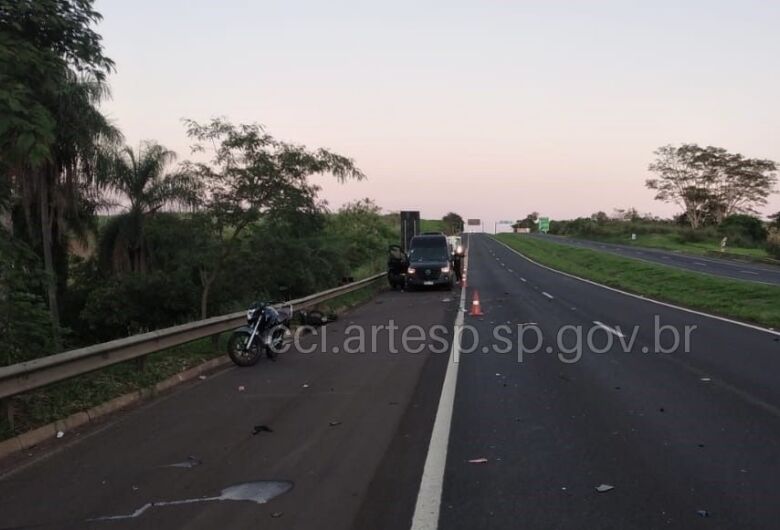 Acidente deixa motociclista morto e passageiro gravemente ferido na SP-330