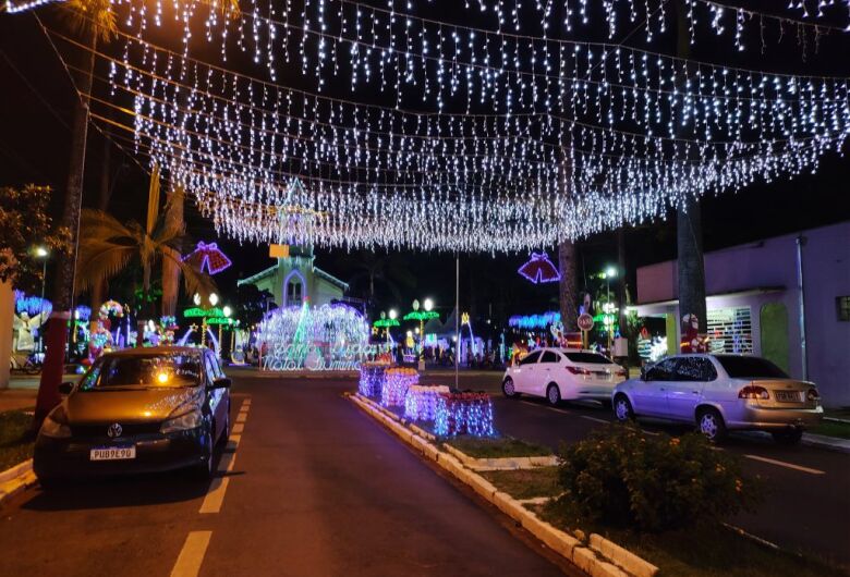 Cidade da região inaugura decoração natalina