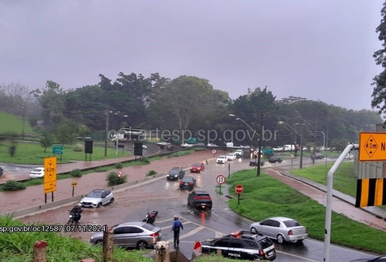 Córrego transborda e invade rodovia SP-322