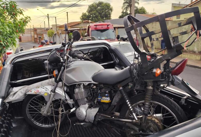 Duas pessoas ficam feridas após colisão entre motos no Jardim Gonzaga