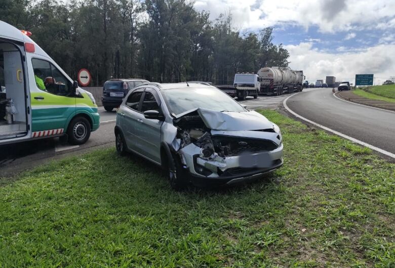 Colisão traseira envolve dois veículos na SP-310, em São Carlos