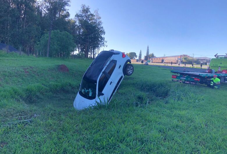 Motorista capota carro próximo à UFSCar