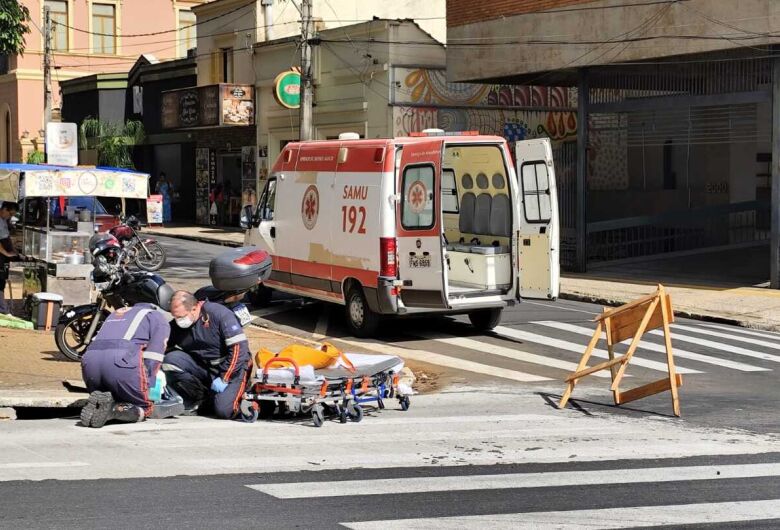 Motociclista fratura o tornozelo após colisão no centro de São Carlos