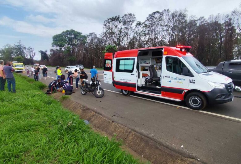 Caixas caem de caminhonete e causam na SP-215; motociclista de 17 anos sofreu fratura