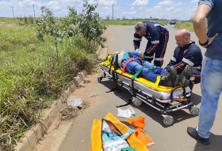 Motociclista sofre queda e alega ter sido fechado por caminhão