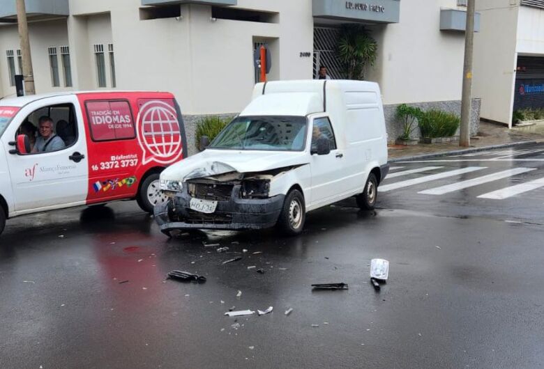 Motorista avança sinal de pare e bate em caminhão no Centro