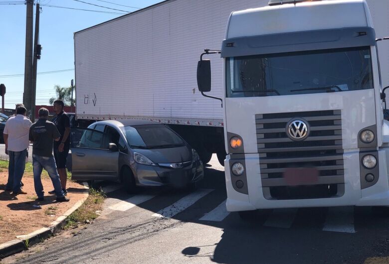 Carro e caminhão colidem na rotatória da antiga Cardinalli