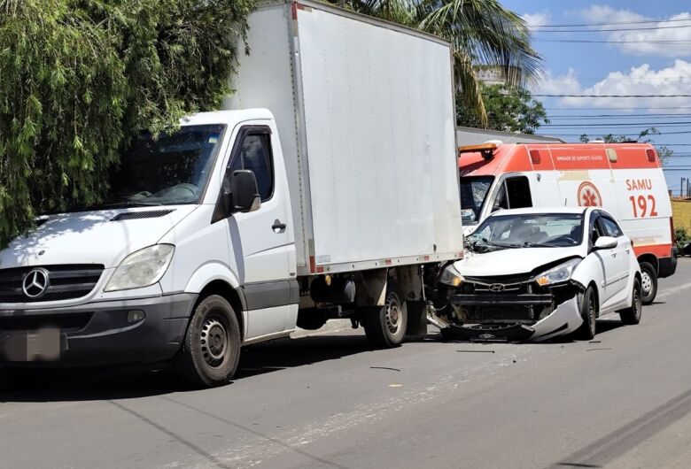 Carro atinge caminhão estacionado no Douradinho