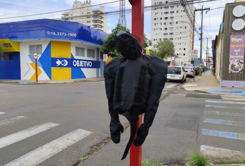 No Dia da Consciência Negra, boneco enforcado é pendurado em cruzamento no centro de São Carlos