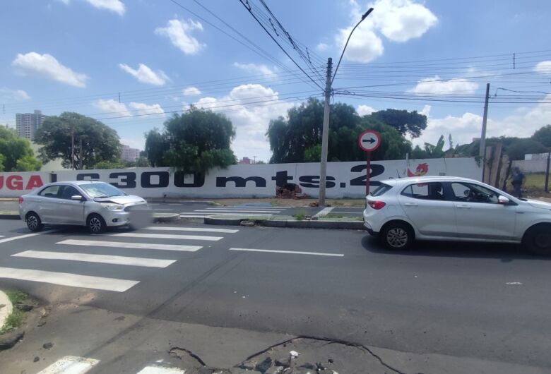 Colisão traseira causa congestionamento na Avenida São Carlos