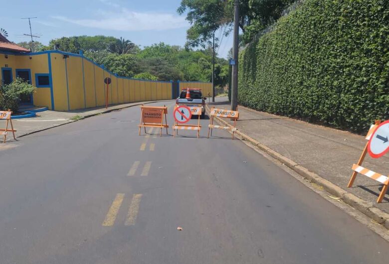 Obra em muro de arrimo interdita a rua Lourenço Inocentini