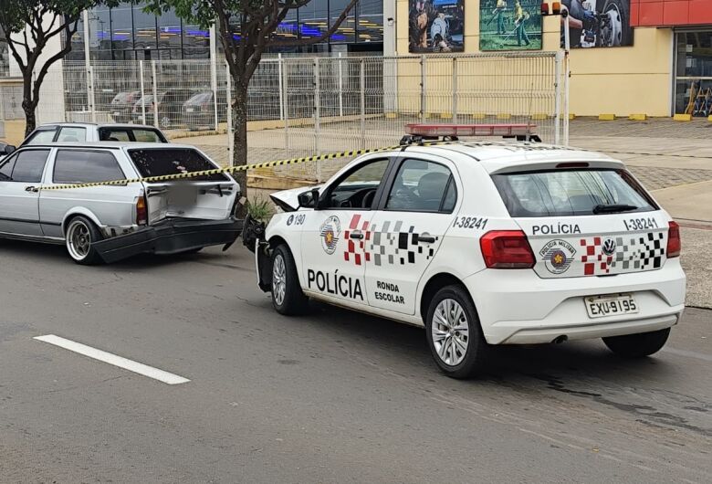 Policial passa mal ao volante, perde controle e colide viatura em carros estacionados